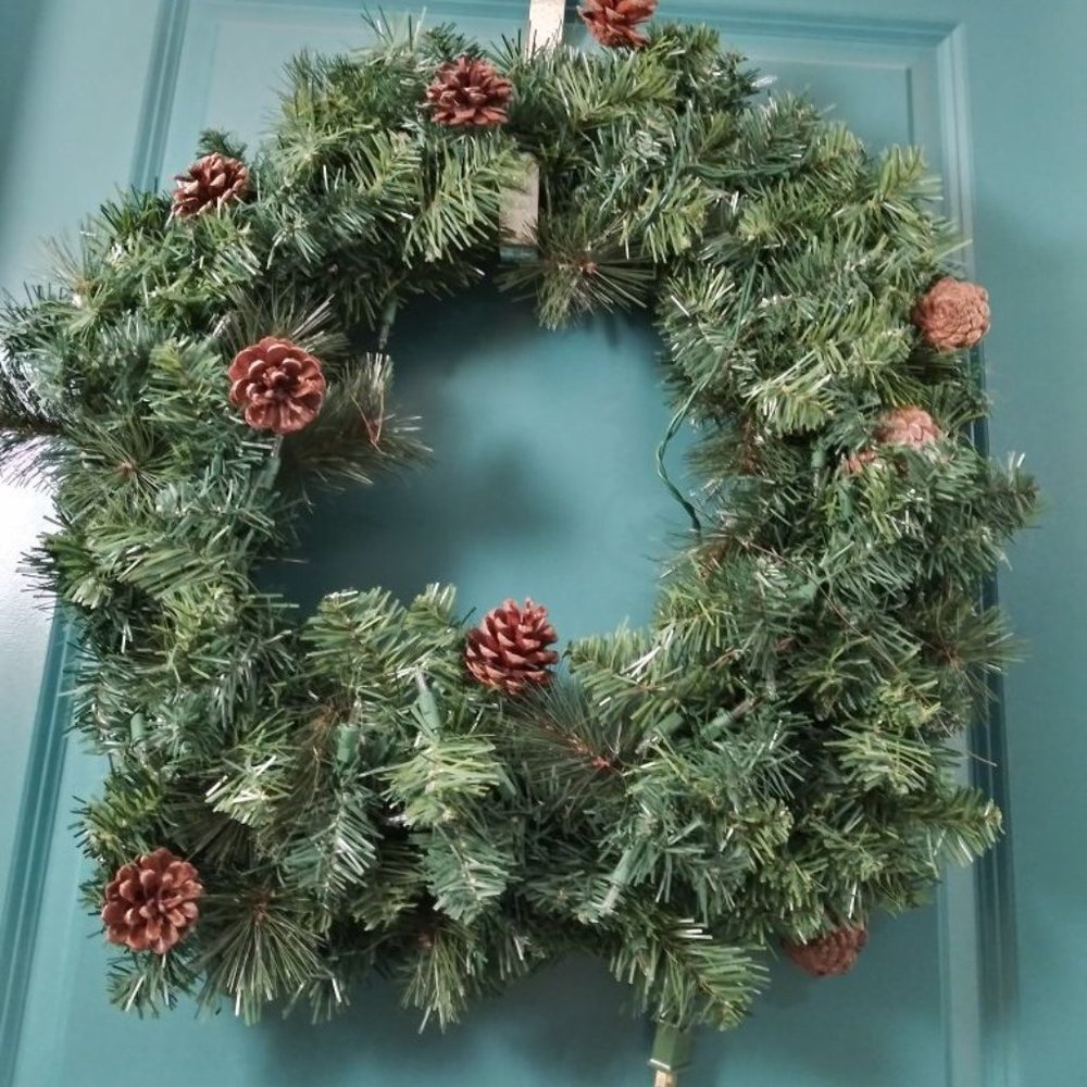 LIGHT UP Green Wreath 28in